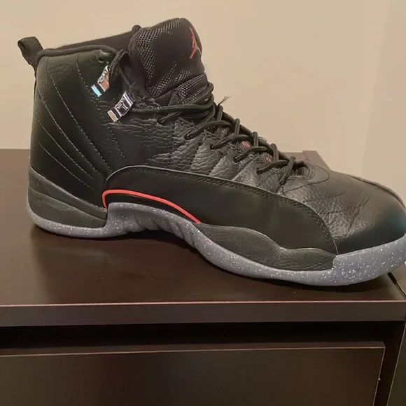 Nike AirJordan Retro 12 - Picture 4 of 15